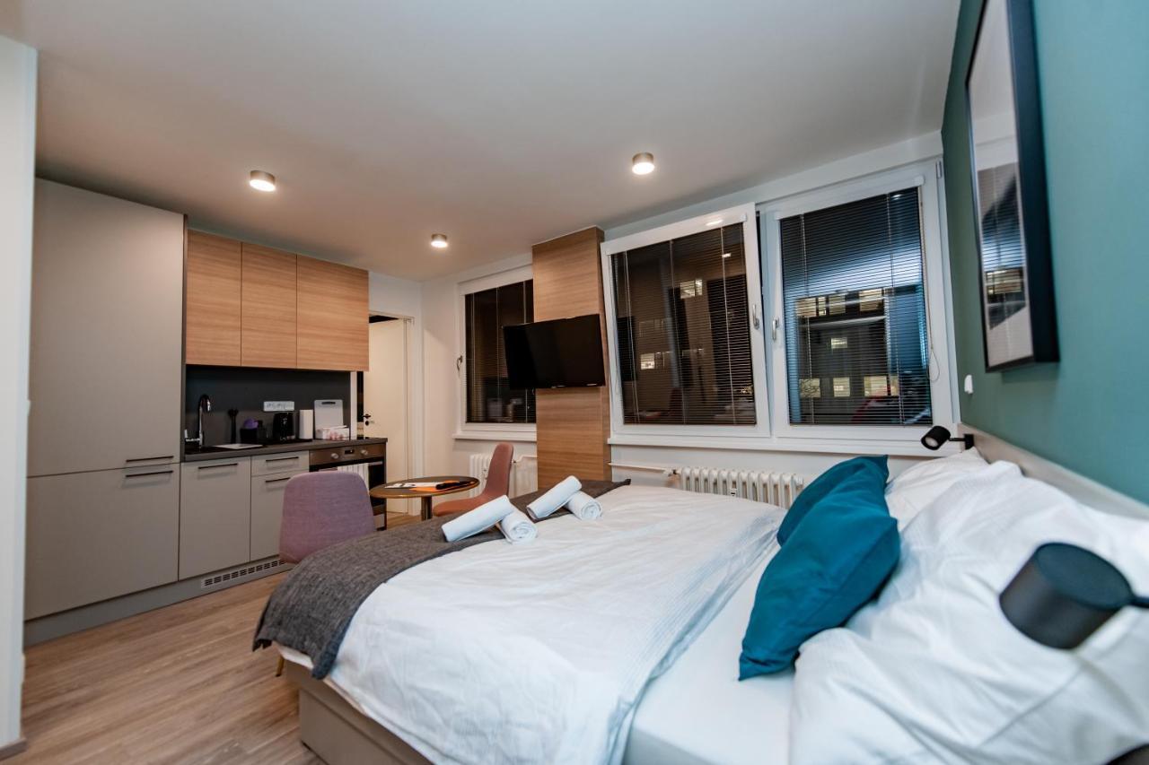 Apartments 4U: Kampus Upstairs ฮราเดตสคราโลเว ภายนอก รูปภาพ