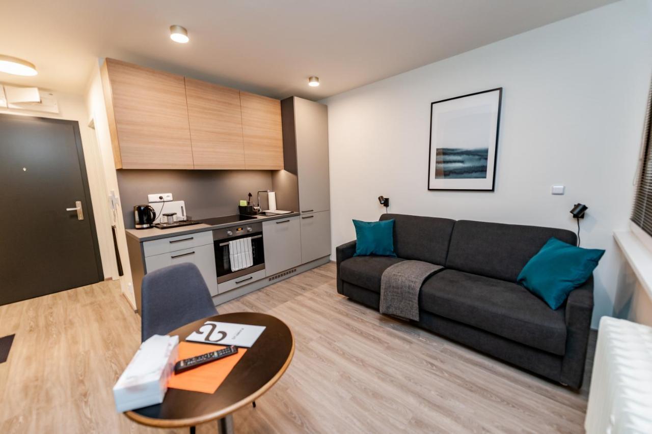 Apartments 4U: Kampus Upstairs ฮราเดตสคราโลเว ภายนอก รูปภาพ