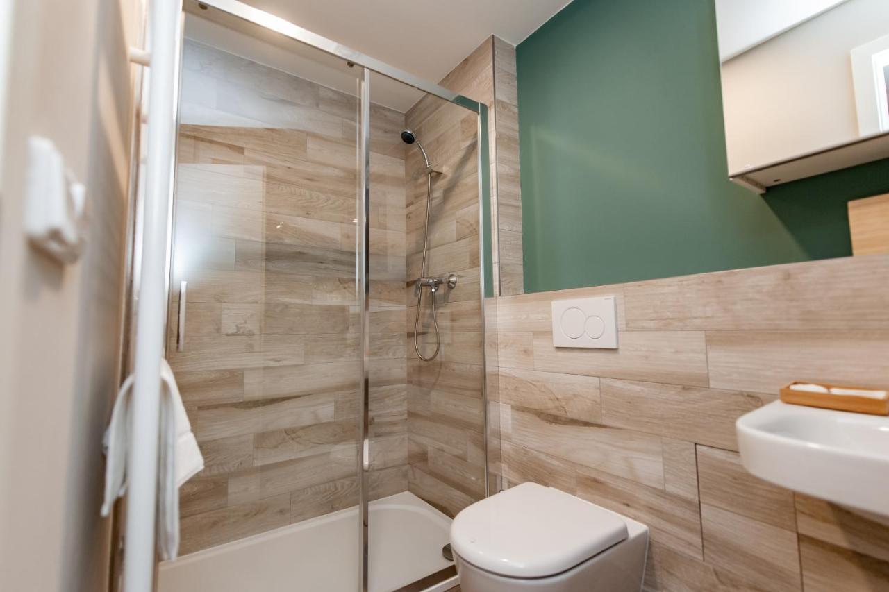 Apartments 4U: Kampus Upstairs ฮราเดตสคราโลเว ภายนอก รูปภาพ