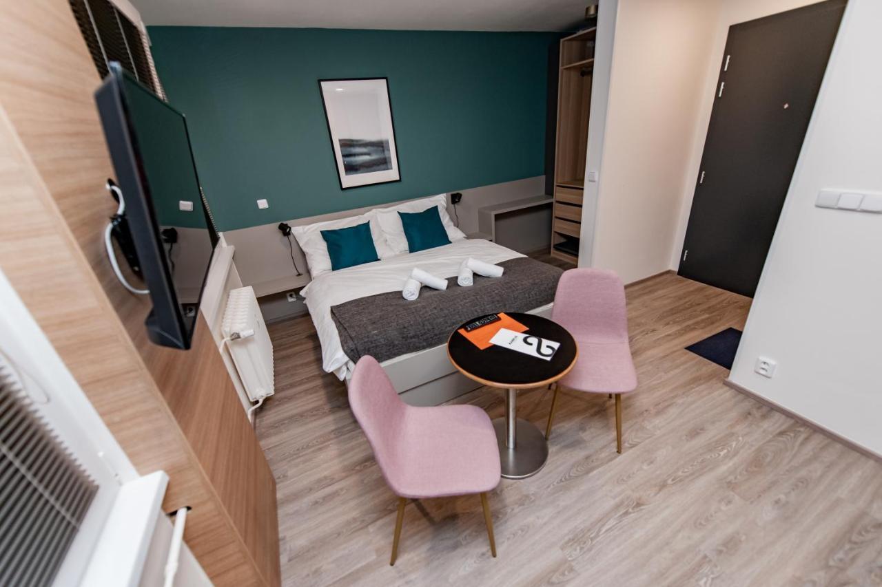 Apartments 4U: Kampus Upstairs ฮราเดตสคราโลเว ภายนอก รูปภาพ
