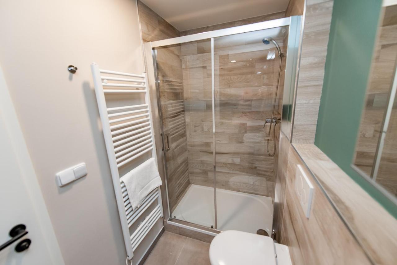 Apartments 4U: Kampus Upstairs ฮราเดตสคราโลเว ภายนอก รูปภาพ