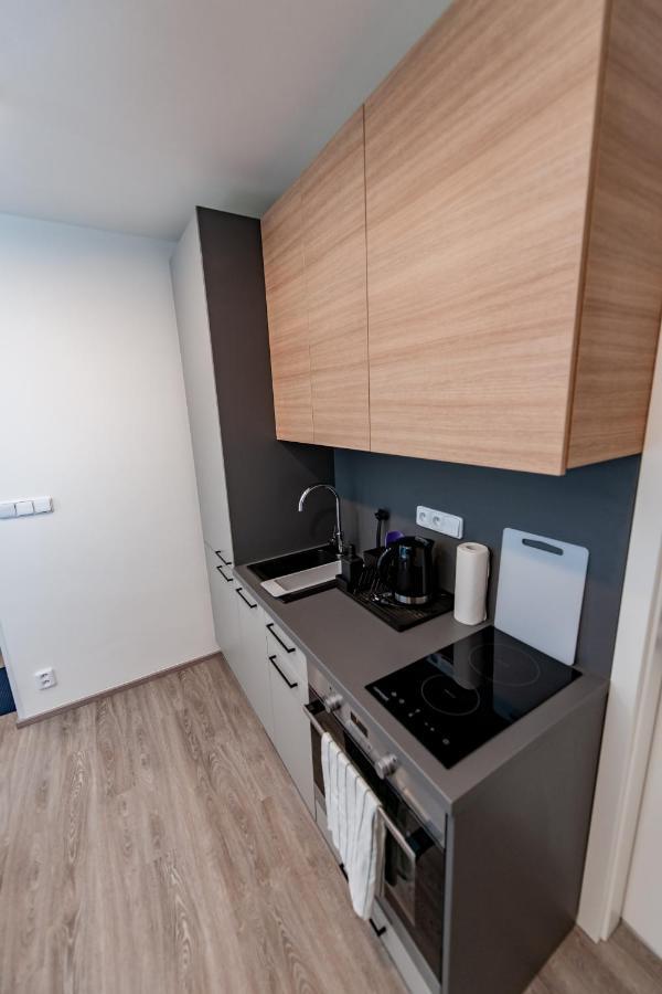 Apartments 4U: Kampus Upstairs ฮราเดตสคราโลเว ภายนอก รูปภาพ