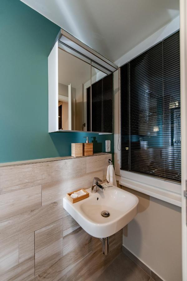 Apartments 4U: Kampus Upstairs ฮราเดตสคราโลเว ภายนอก รูปภาพ