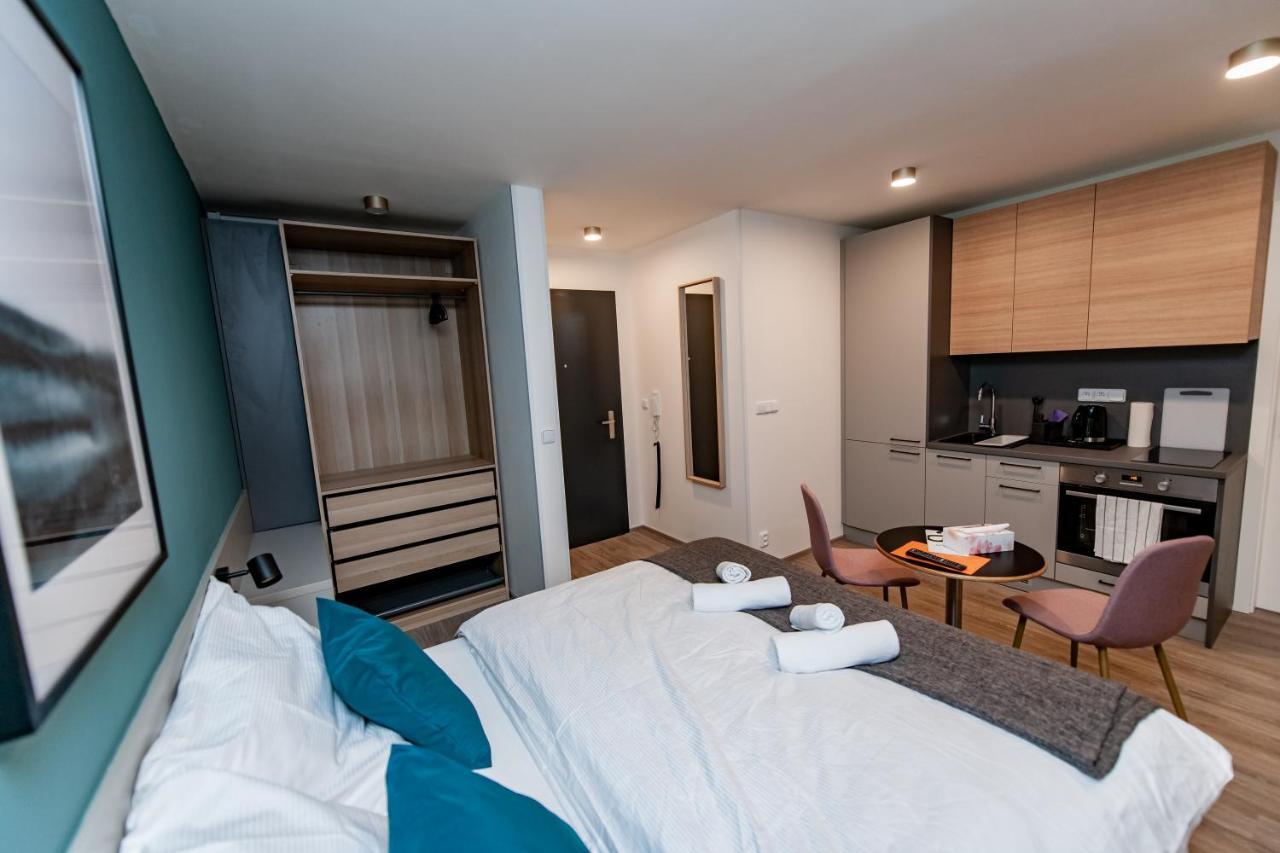 Apartments 4U: Kampus Upstairs ฮราเดตสคราโลเว ภายนอก รูปภาพ