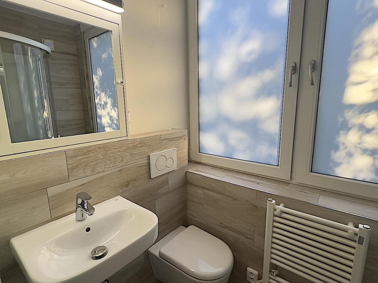 Apartments 4U: Kampus Upstairs ฮราเดตสคราโลเว ภายนอก รูปภาพ