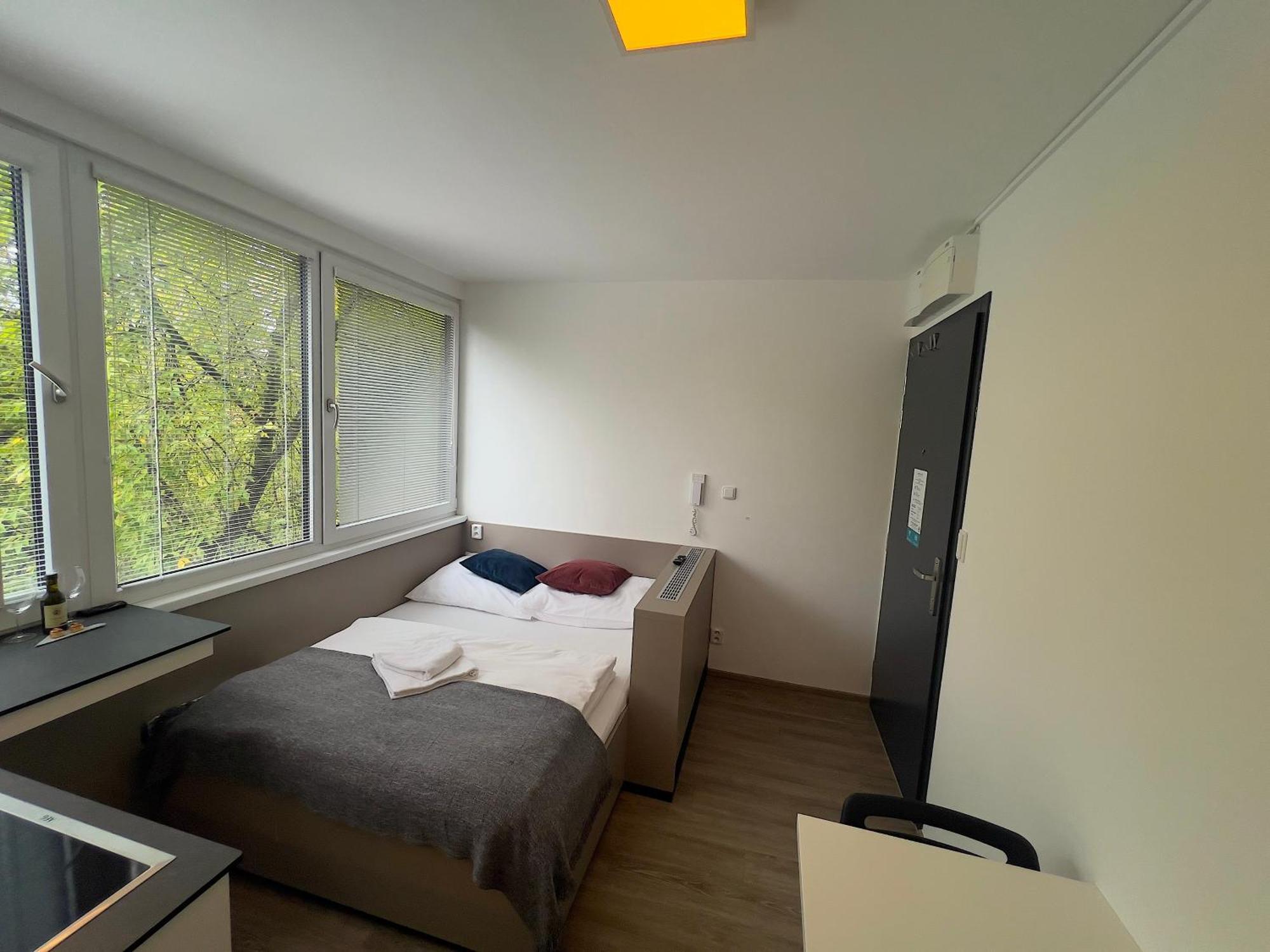 Apartments 4U: Kampus Upstairs ฮราเดตสคราโลเว ภายนอก รูปภาพ