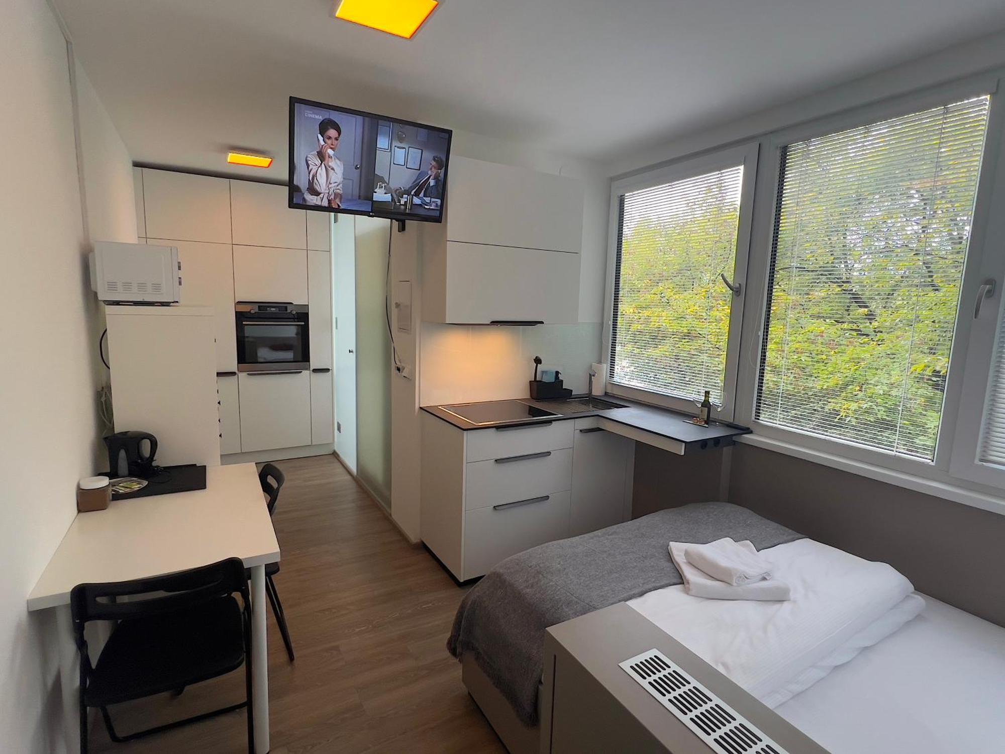 Apartments 4U: Kampus Upstairs ฮราเดตสคราโลเว ภายนอก รูปภาพ