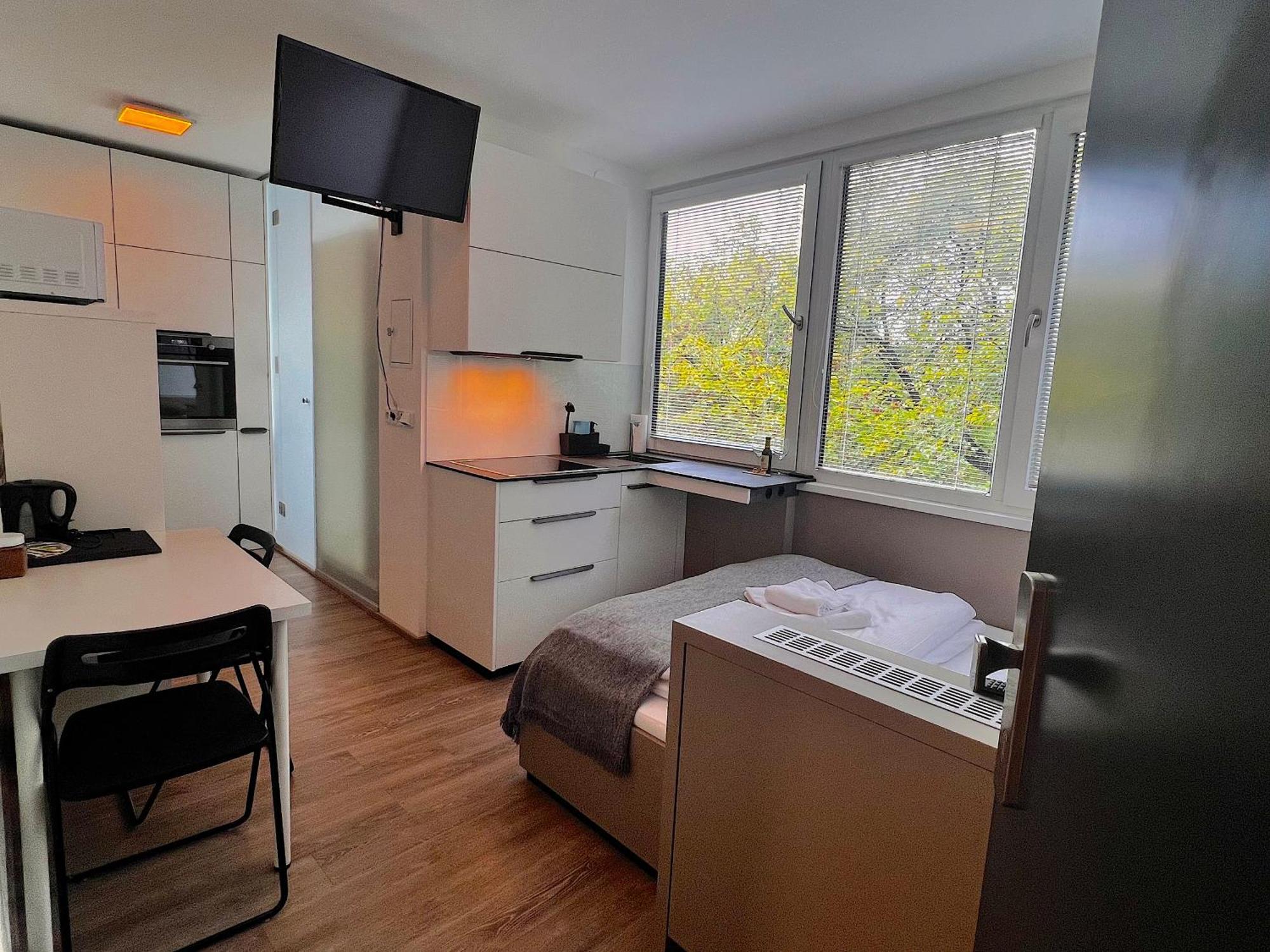 Apartments 4U: Kampus Upstairs ฮราเดตสคราโลเว ภายนอก รูปภาพ